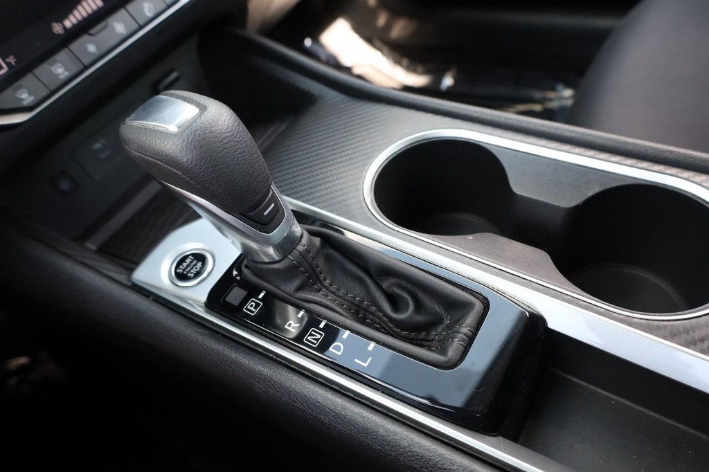 Nissan Altima Vehicle Full-screen Gallery Image 16