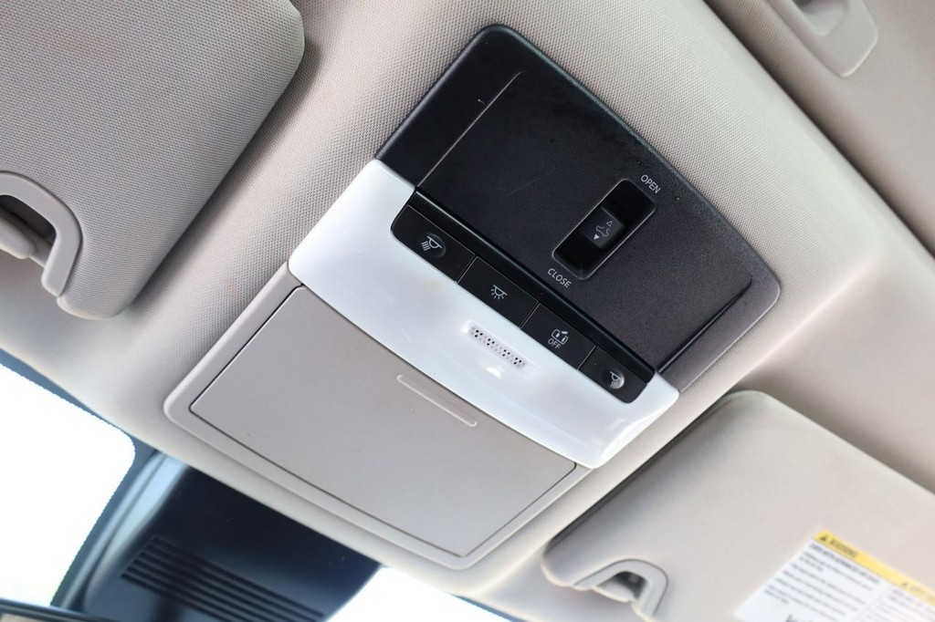 Nissan Altima Vehicle Full-screen Gallery Image 17