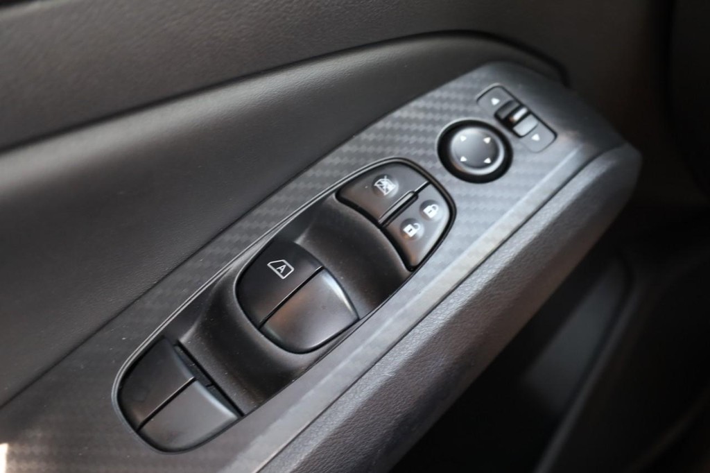 Nissan Altima Vehicle Full-screen Gallery Image 18