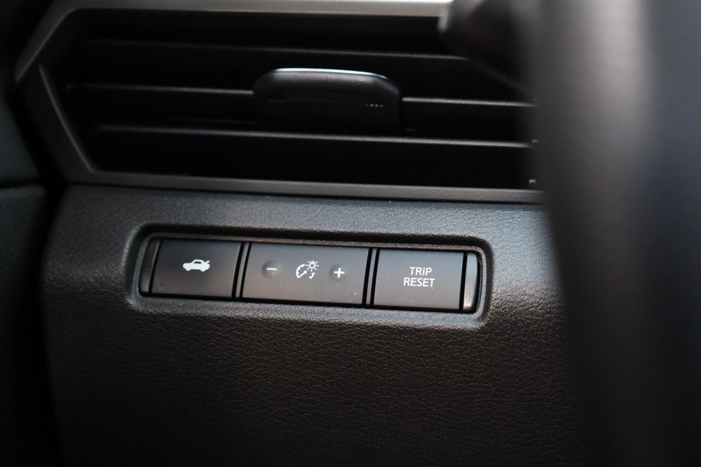 Nissan Altima Vehicle Full-screen Gallery Image 19