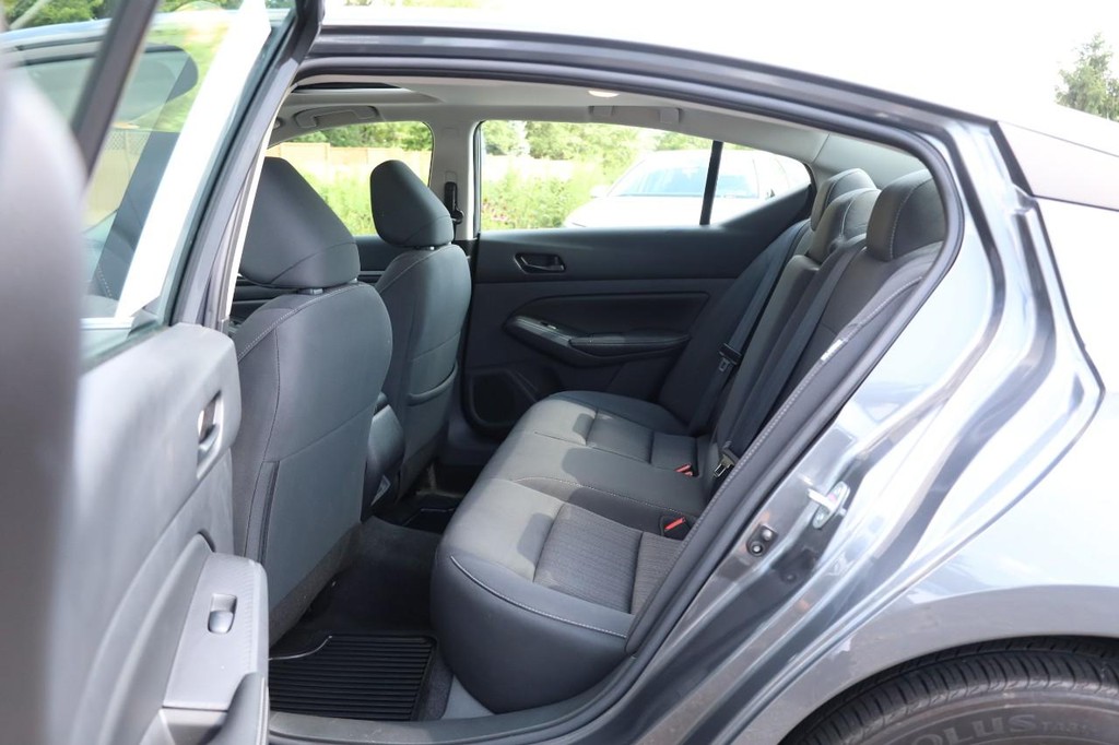 Nissan Altima Vehicle Full-screen Gallery Image 20