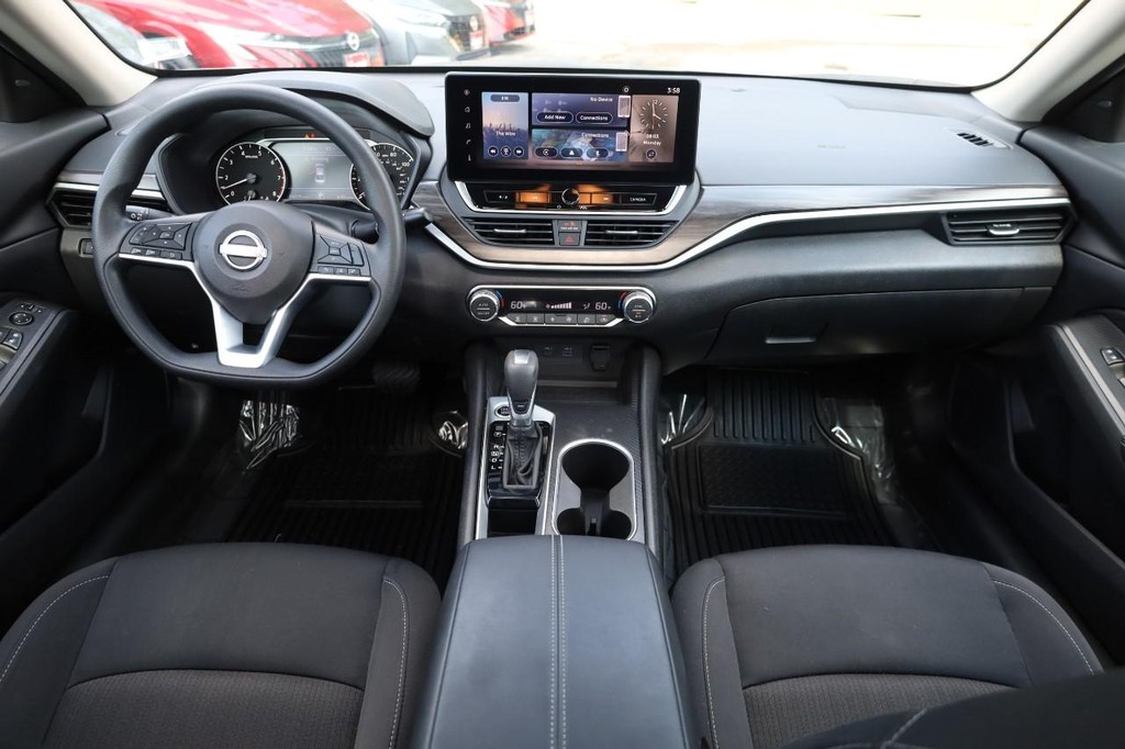 Nissan Altima Vehicle Full-screen Gallery Image 22