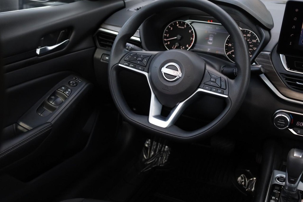 Nissan Altima Vehicle Full-screen Gallery Image 23