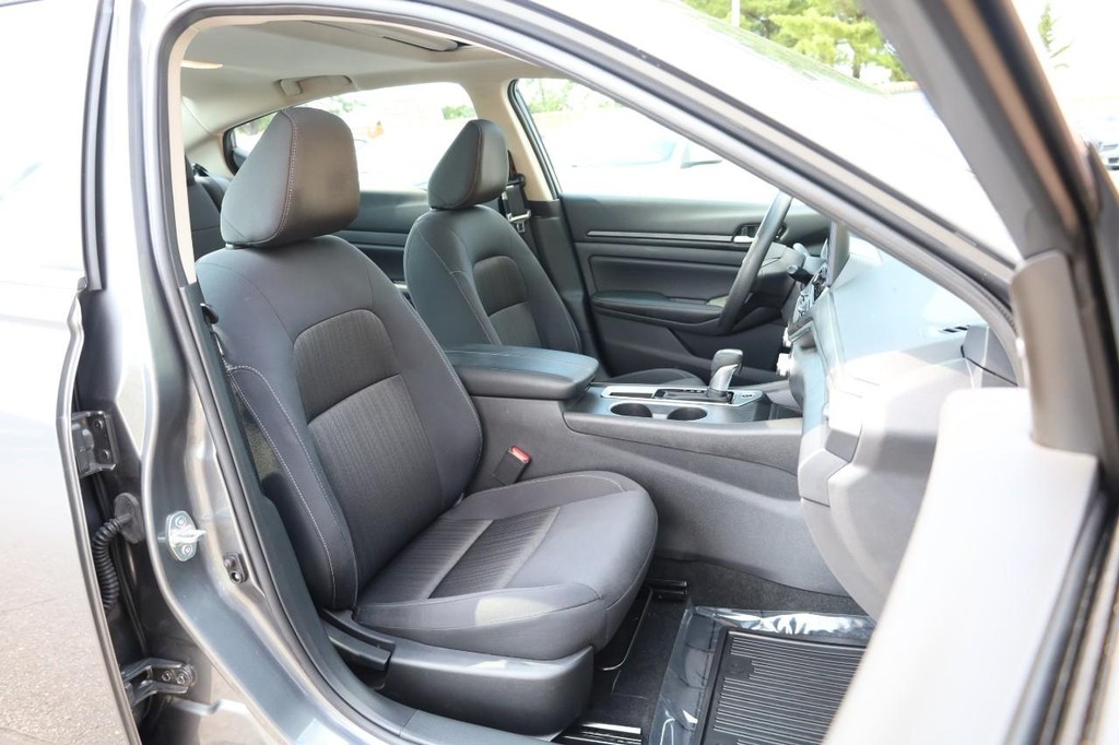 Nissan Altima Vehicle Full-screen Gallery Image 24