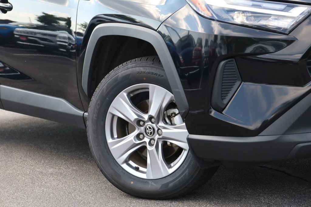 Toyota RAV4 Vehicle Full-screen Gallery Image 3