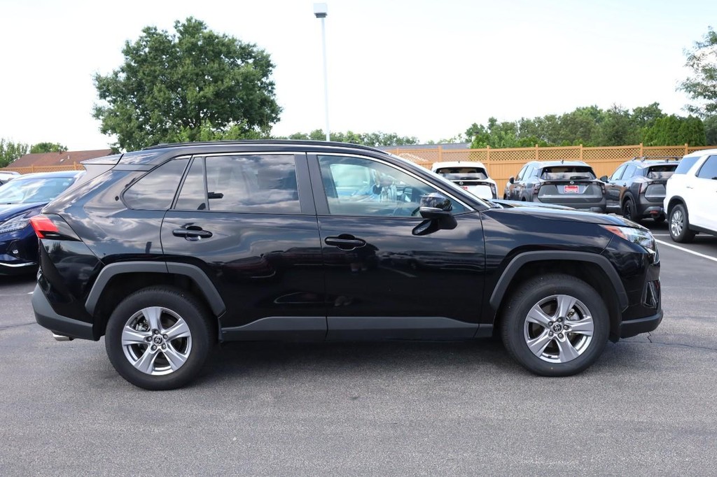 Toyota RAV4 Vehicle Full-screen Gallery Image 5