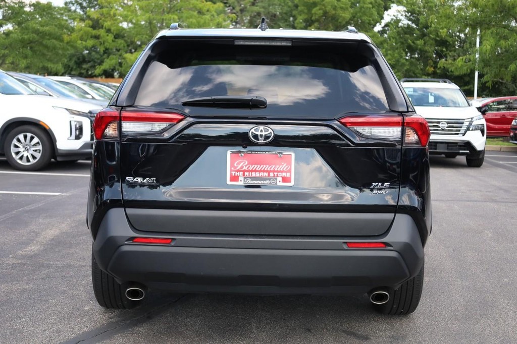 Toyota RAV4 Vehicle Full-screen Gallery Image 6