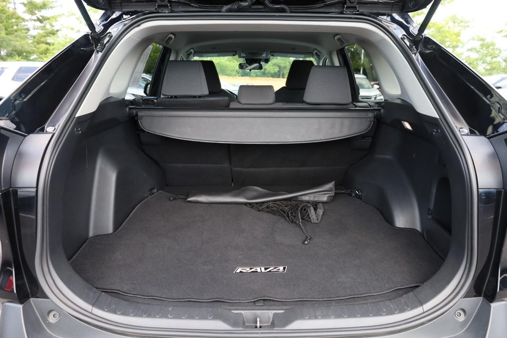 Toyota RAV4 Vehicle Full-screen Gallery Image 7