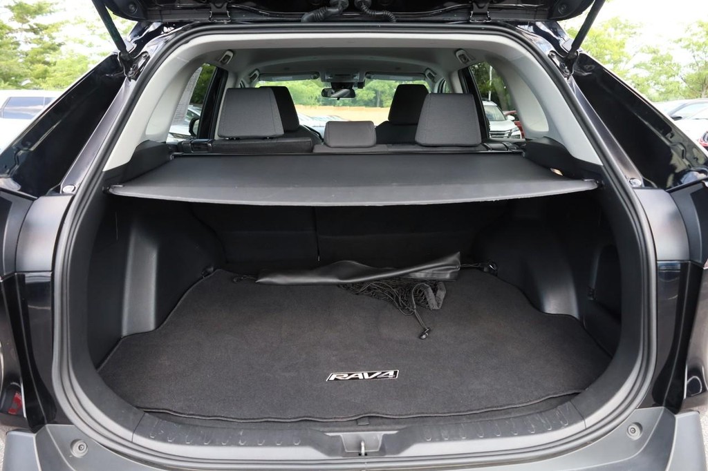 Toyota RAV4 Vehicle Full-screen Gallery Image 8
