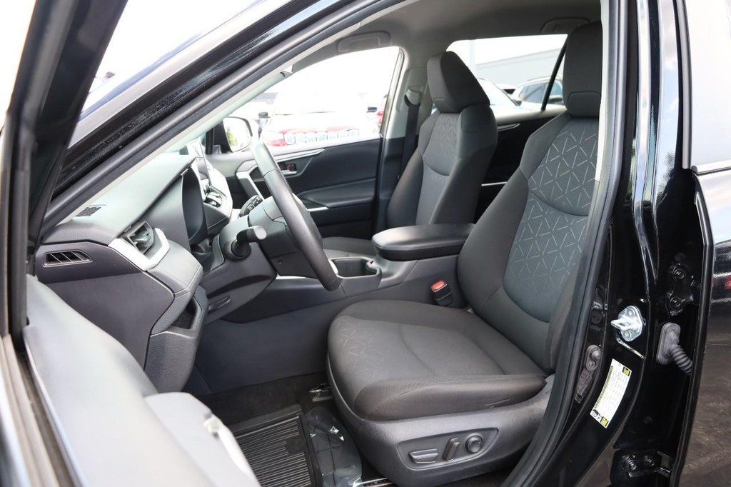 Toyota RAV4 Vehicle Full-screen Gallery Image 9