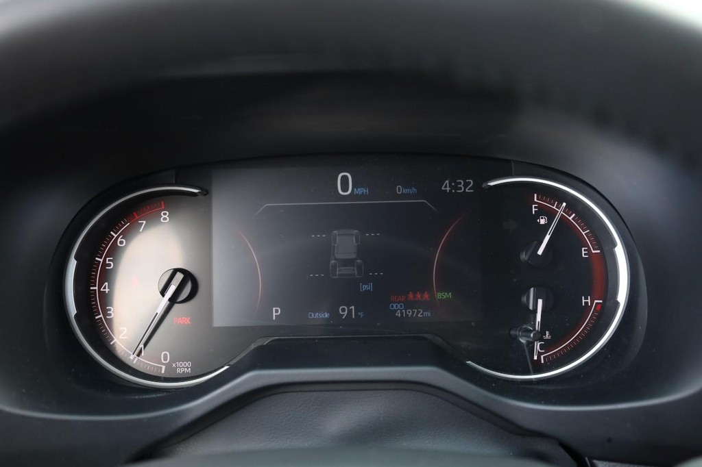 Toyota RAV4 Vehicle Full-screen Gallery Image 11