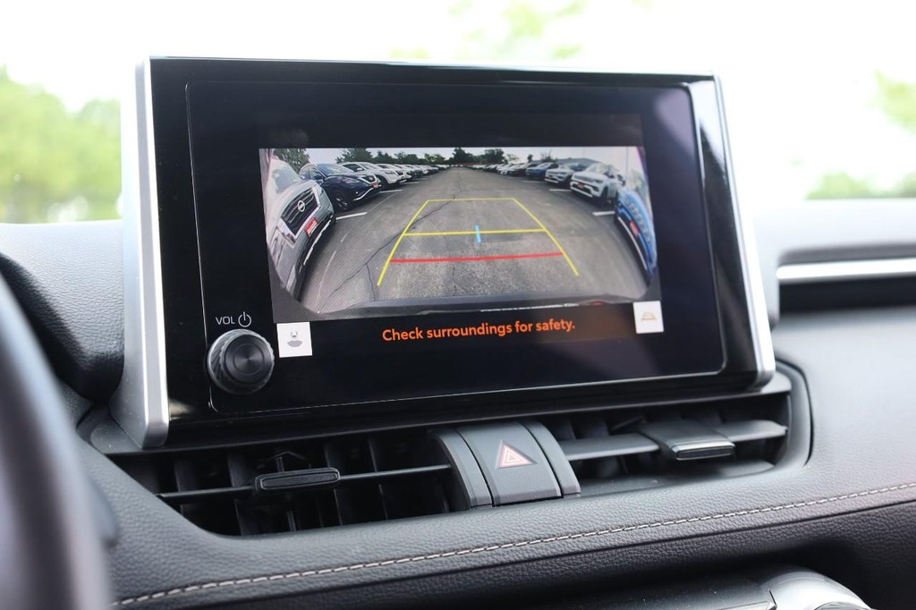 Toyota RAV4 Vehicle Full-screen Gallery Image 13