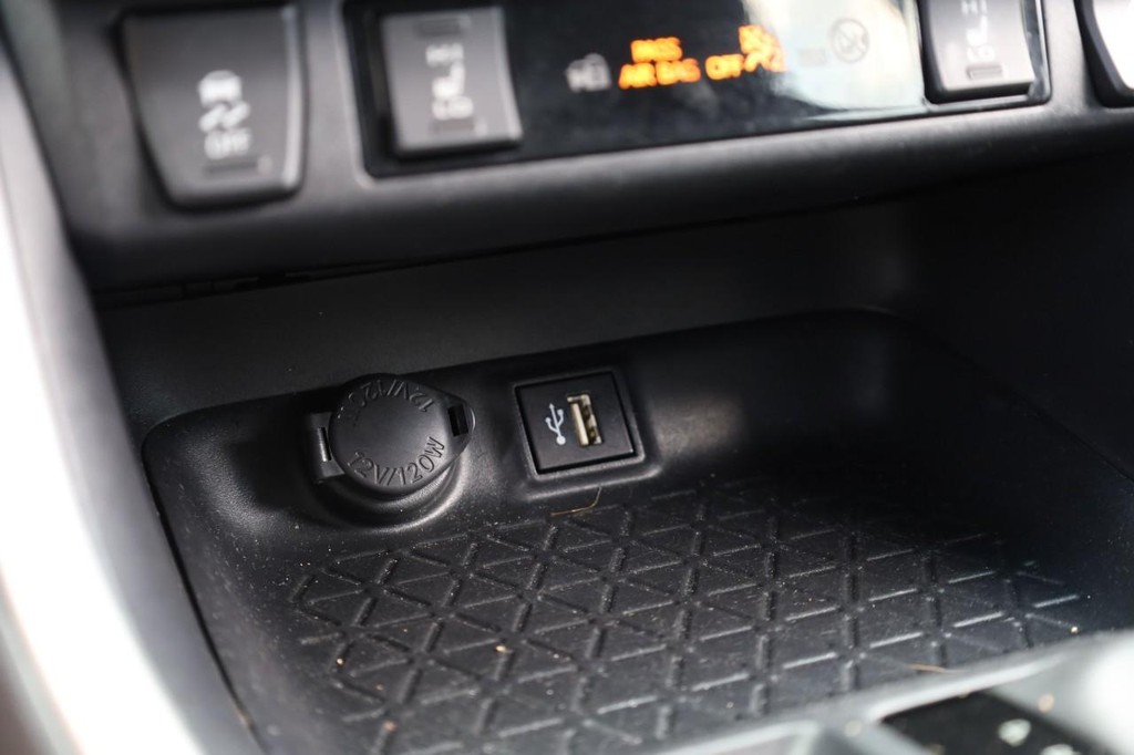 Toyota RAV4 Vehicle Full-screen Gallery Image 15