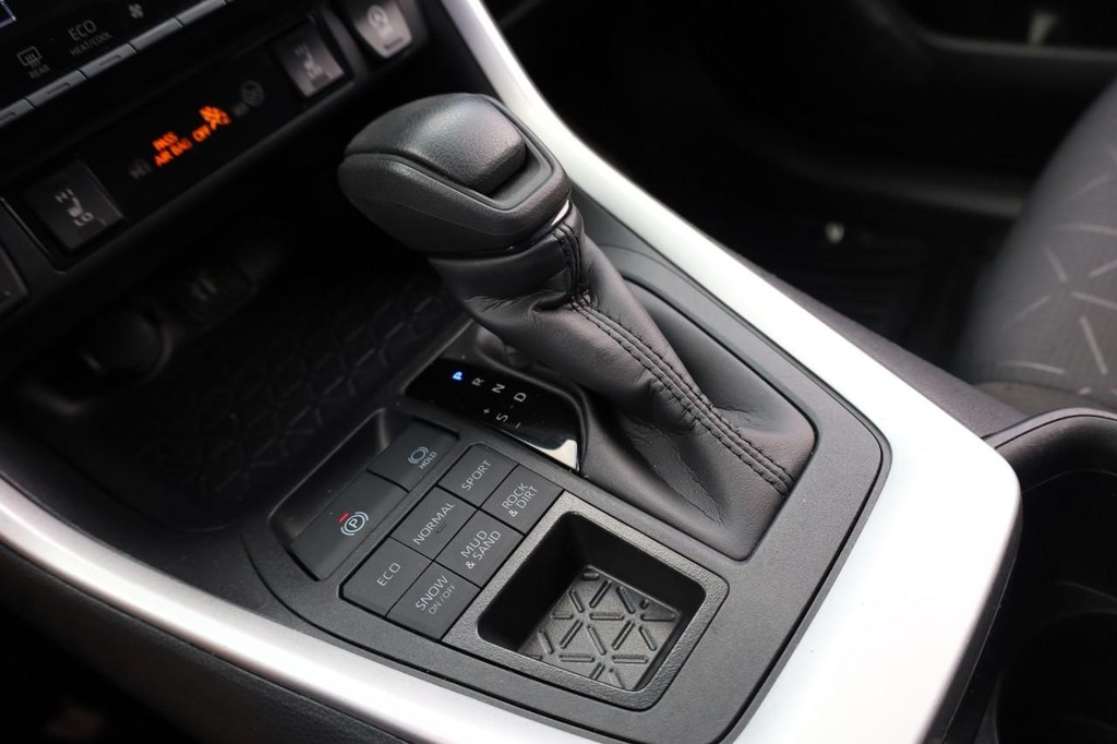 Toyota RAV4 Vehicle Full-screen Gallery Image 16