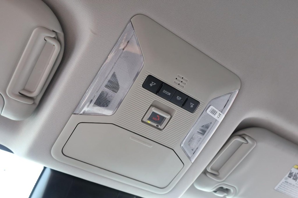 Toyota RAV4 Vehicle Full-screen Gallery Image 17