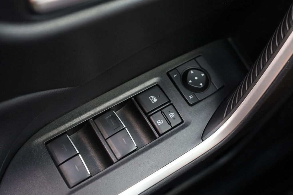 Toyota RAV4 Vehicle Full-screen Gallery Image 18