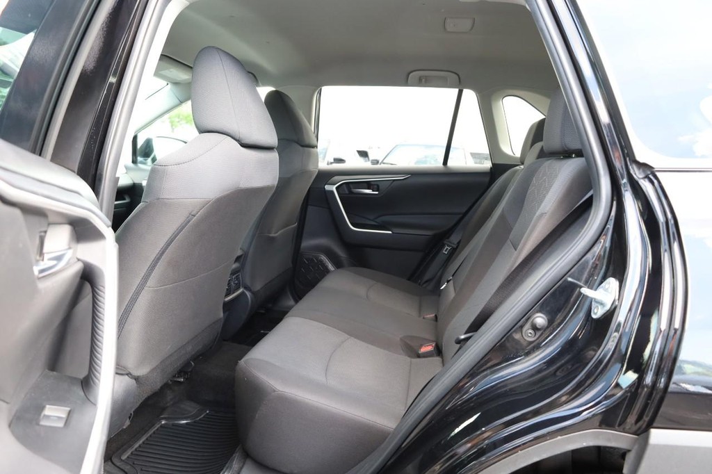 Toyota RAV4 Vehicle Full-screen Gallery Image 21