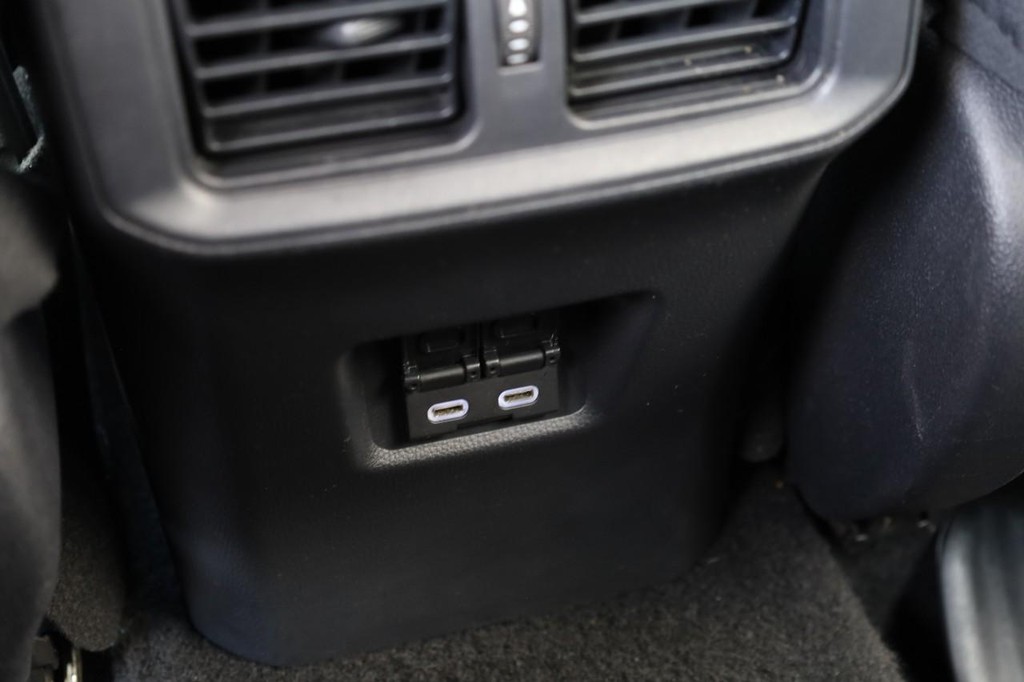 Toyota RAV4 Vehicle Full-screen Gallery Image 22