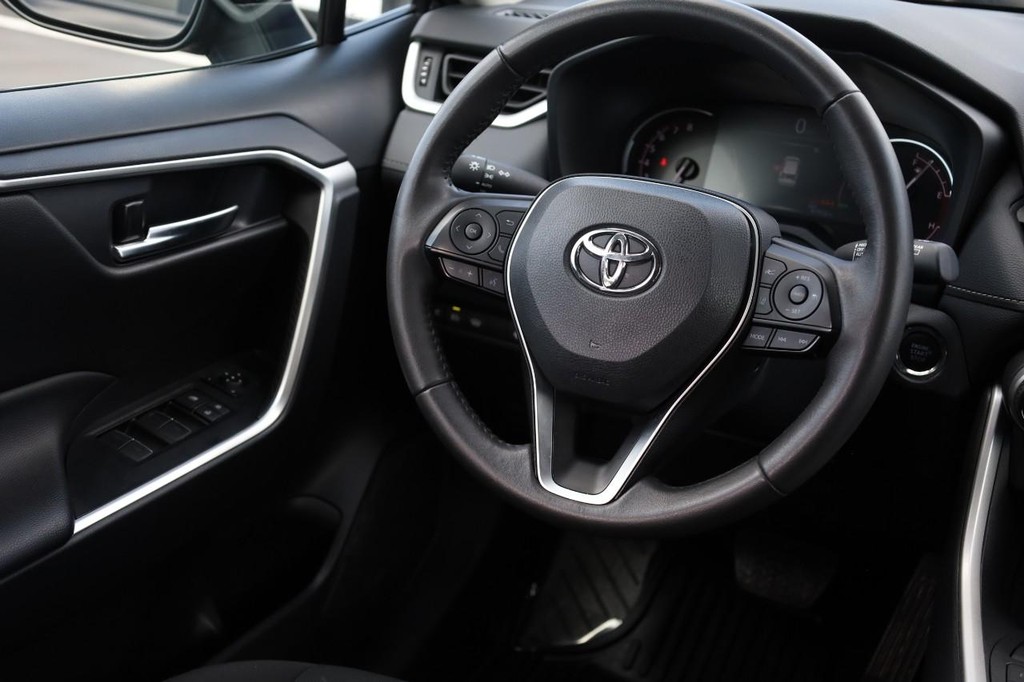Toyota RAV4 Vehicle Full-screen Gallery Image 24