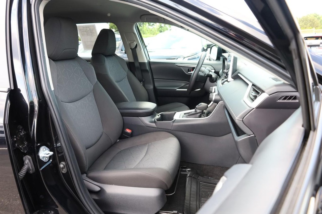 Toyota RAV4 Vehicle Full-screen Gallery Image 25