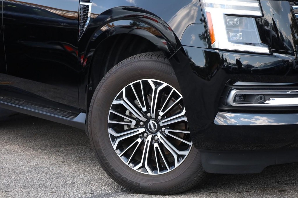 Nissan Armada Vehicle Full-screen Gallery Image 3