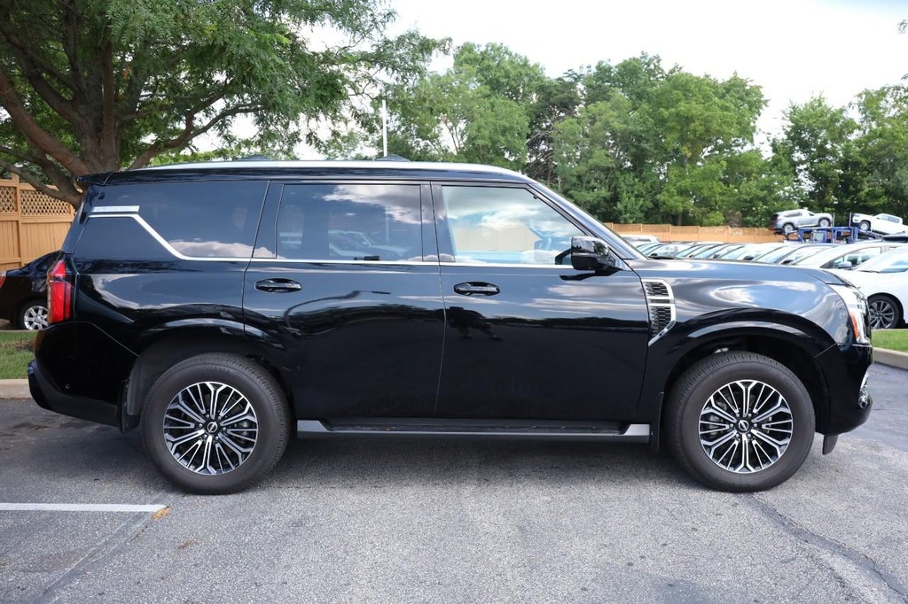 Nissan Armada Vehicle Full-screen Gallery Image 5