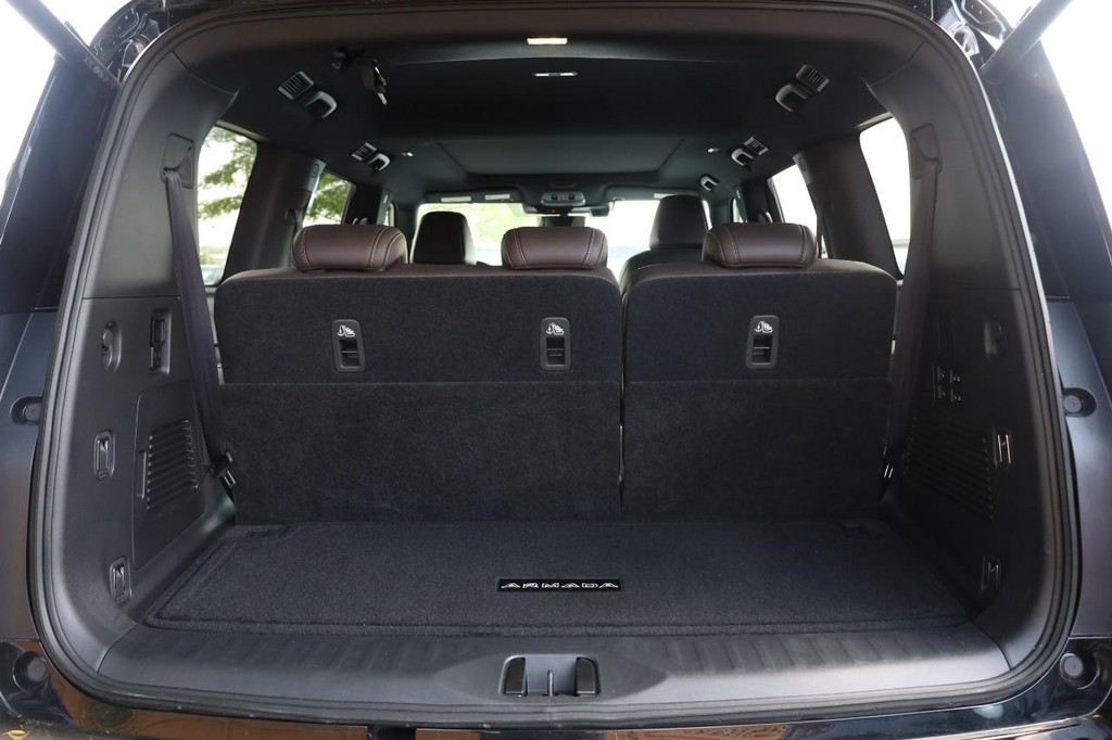 Nissan Armada Vehicle Full-screen Gallery Image 7