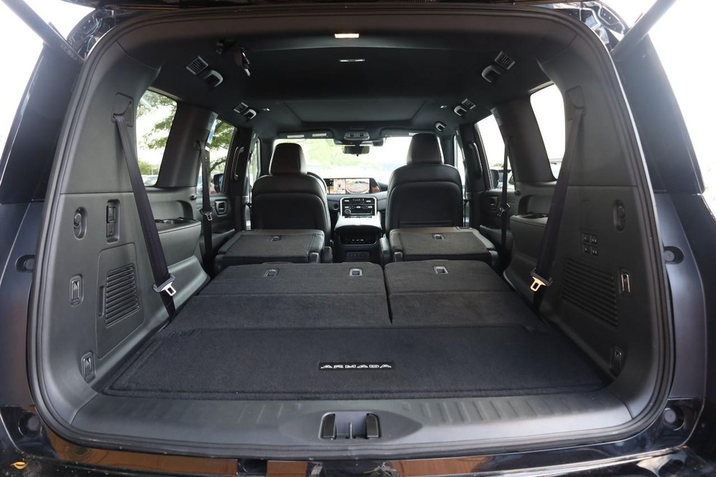 Nissan Armada Vehicle Full-screen Gallery Image 9