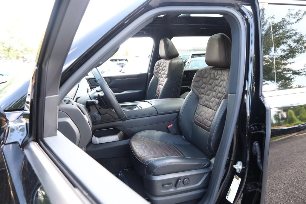 Nissan Armada Vehicle Full-screen Gallery Image 10