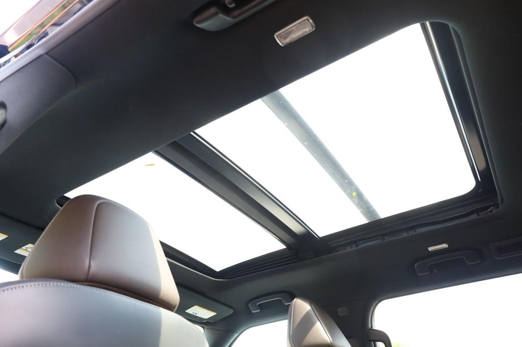 Nissan Armada Vehicle Full-screen Gallery Image 12
