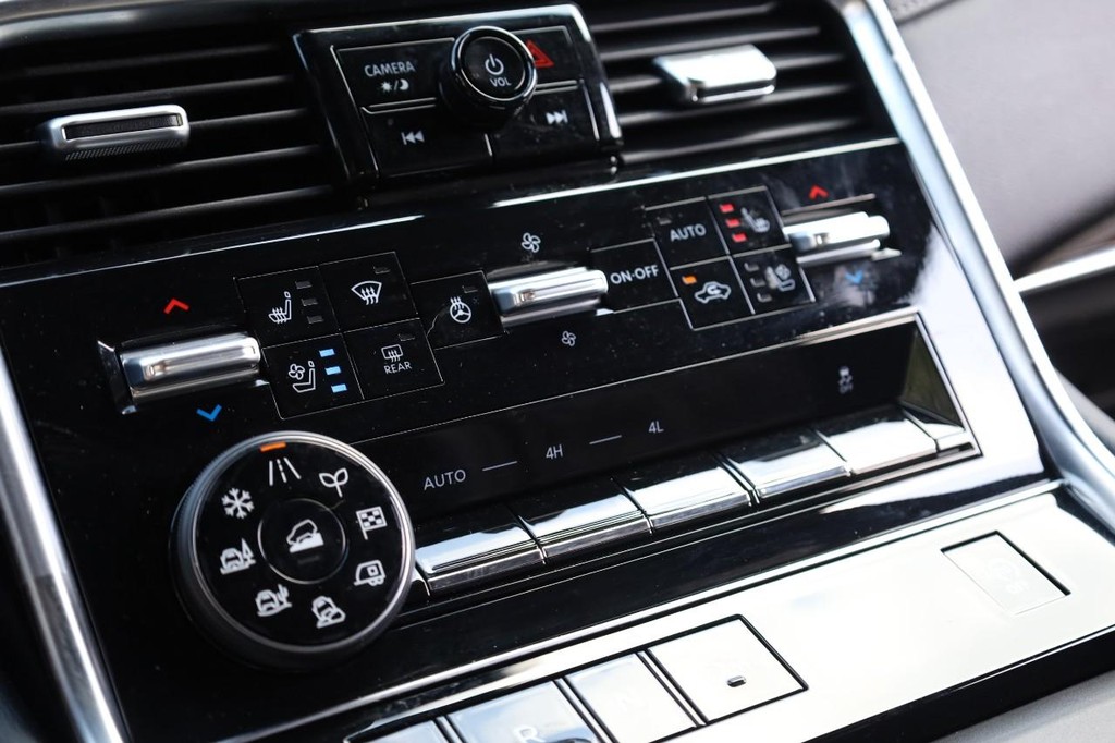 Nissan Armada Vehicle Full-screen Gallery Image 19