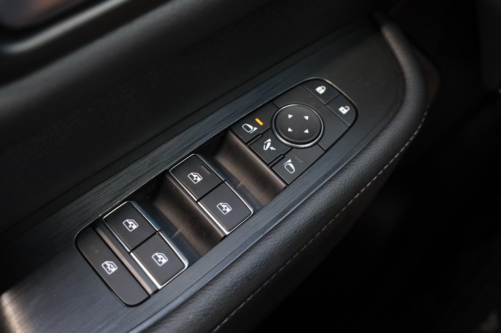 Nissan Armada Vehicle Full-screen Gallery Image 22