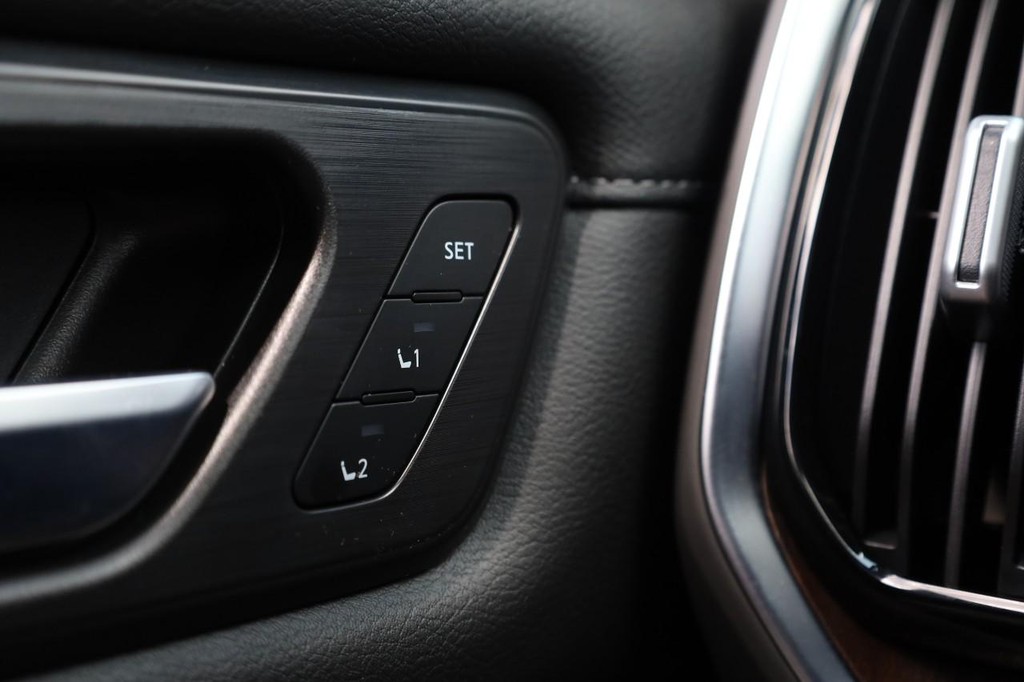 Nissan Armada Vehicle Full-screen Gallery Image 23