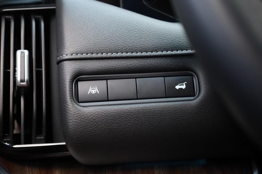 Nissan Armada Vehicle Full-screen Gallery Image 24