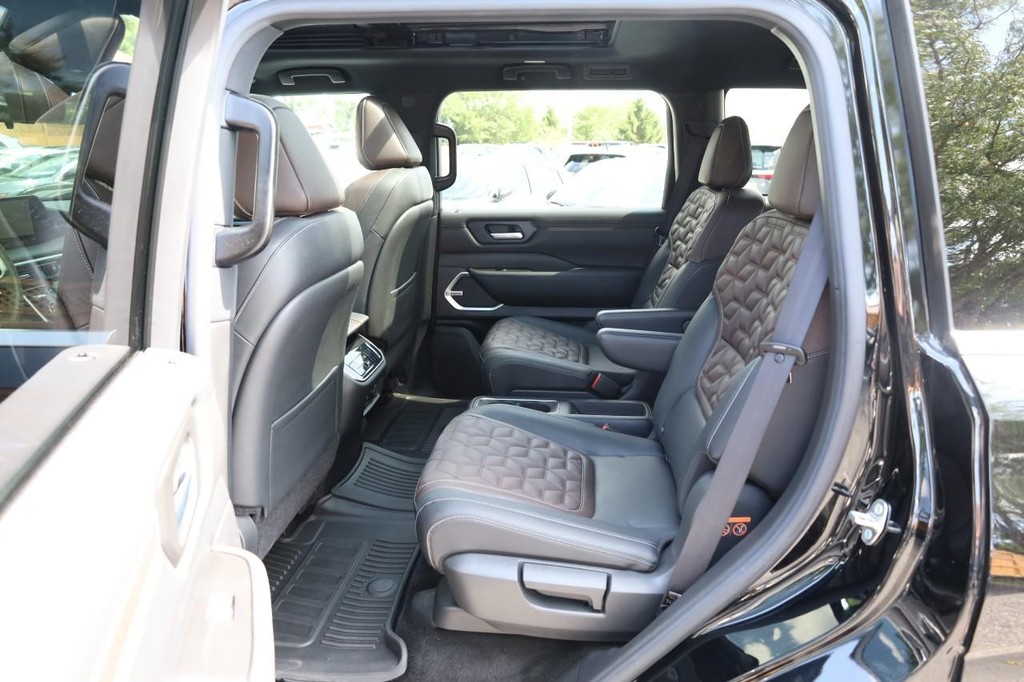 Nissan Armada Vehicle Full-screen Gallery Image 25
