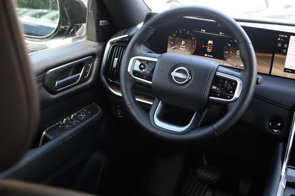 Nissan Armada Vehicle Full-screen Gallery Image 27