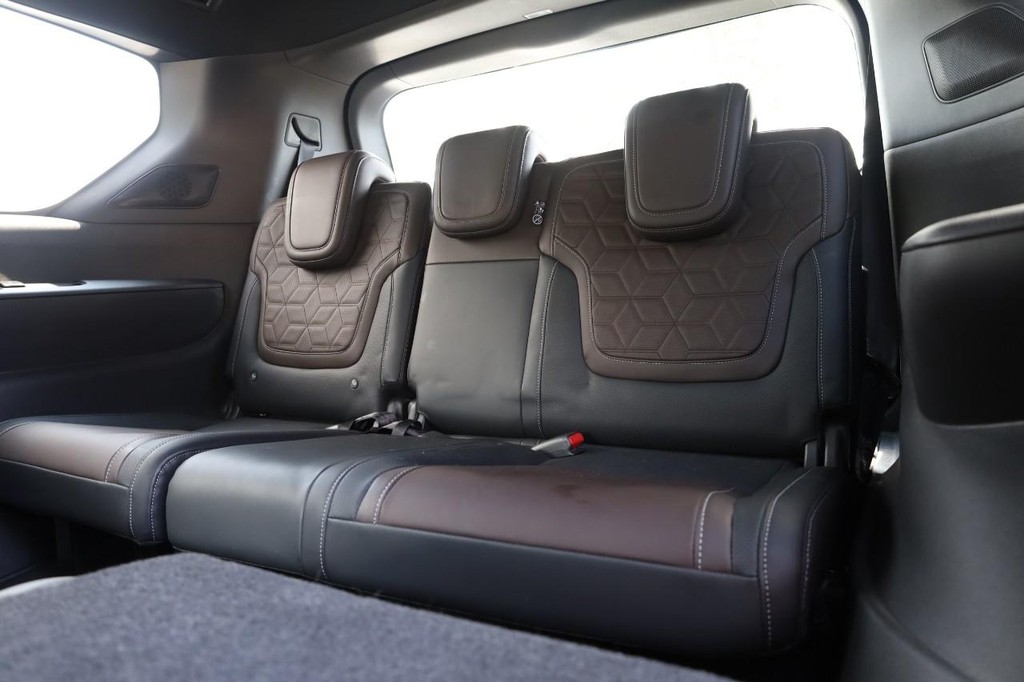 Nissan Armada Vehicle Full-screen Gallery Image 28