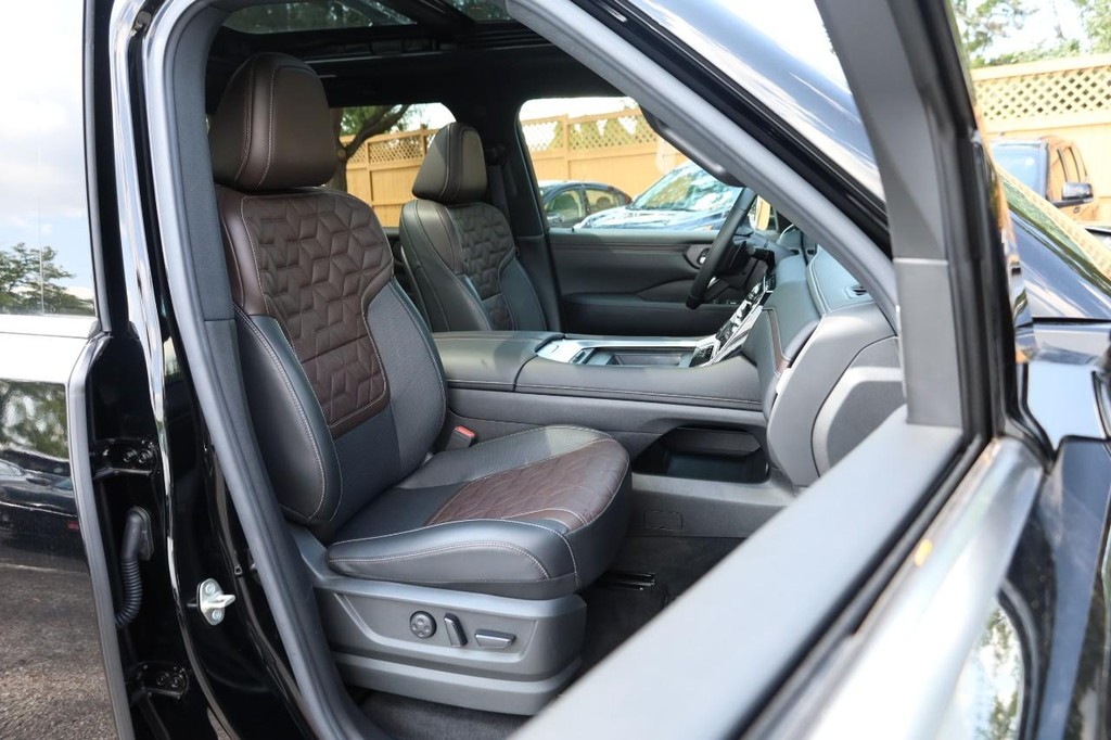 Nissan Armada Vehicle Full-screen Gallery Image 29