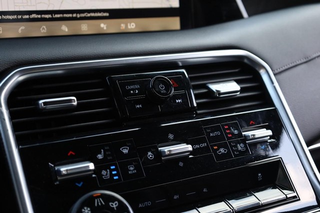 Nissan Armada Vehicle Image 18