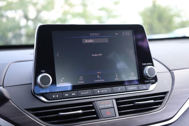 Nissan Altima Vehicle Image 11