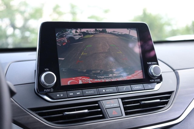 Nissan Altima Vehicle Image 12