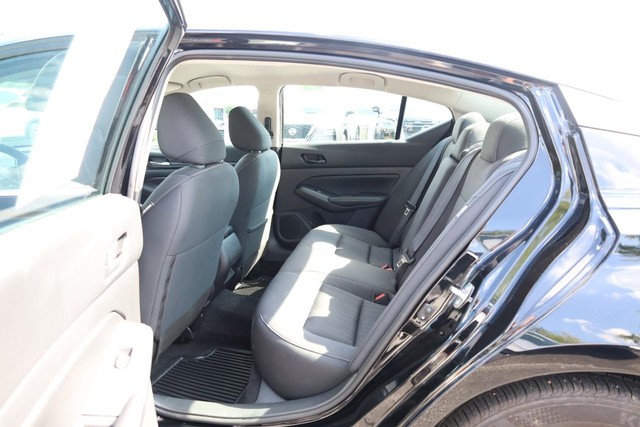 Nissan Altima Vehicle Image 19