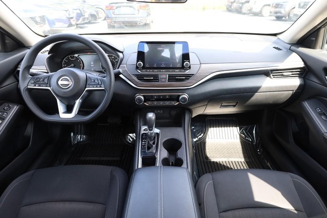 Nissan Altima Vehicle Image 21