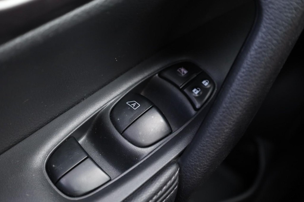 Nissan Rogue Vehicle Image 17