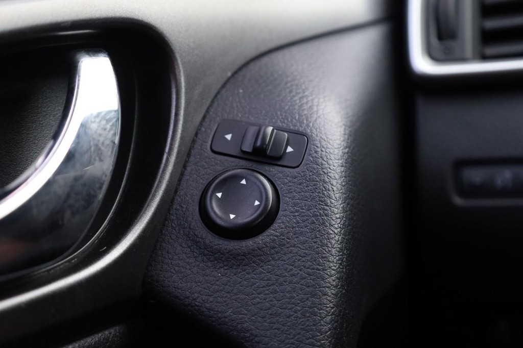 Nissan Rogue Vehicle Image 18