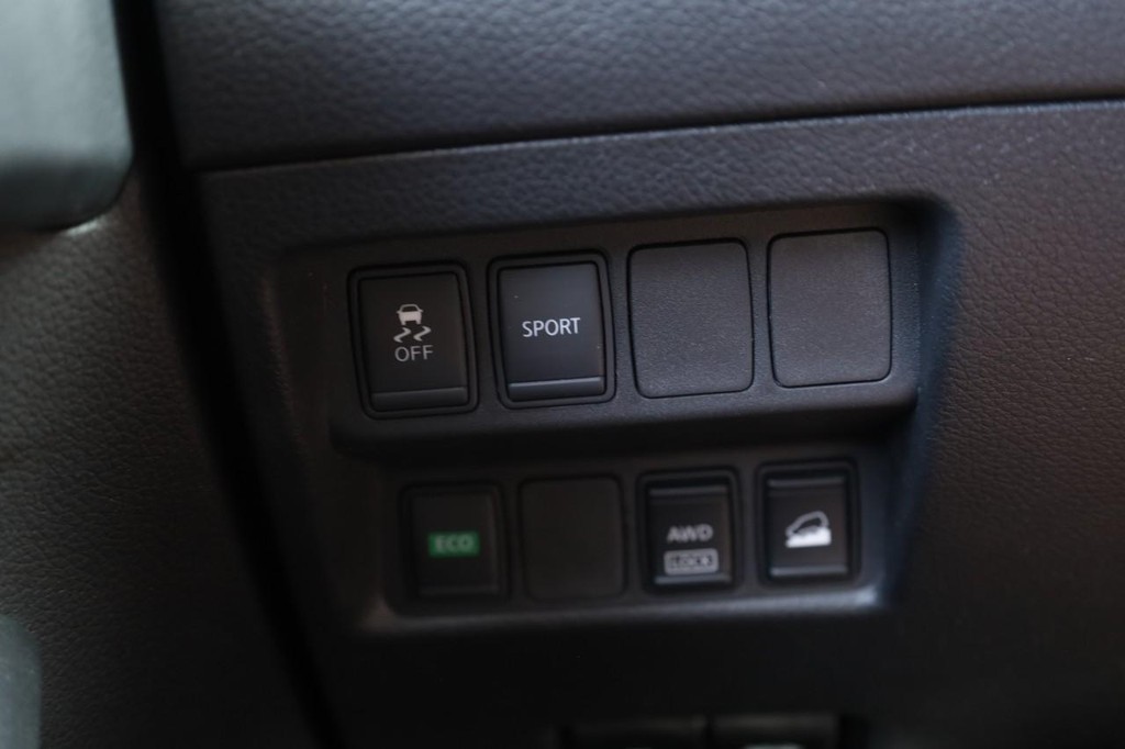 Nissan Rogue Vehicle Image 19