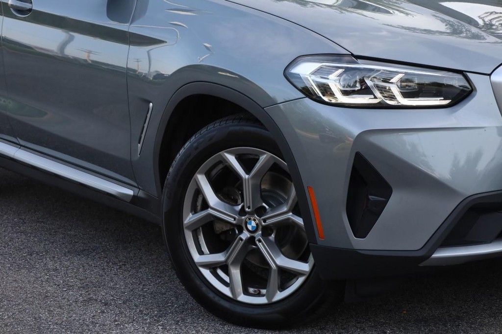 BMW X3 Vehicle Full-screen Gallery Image 03