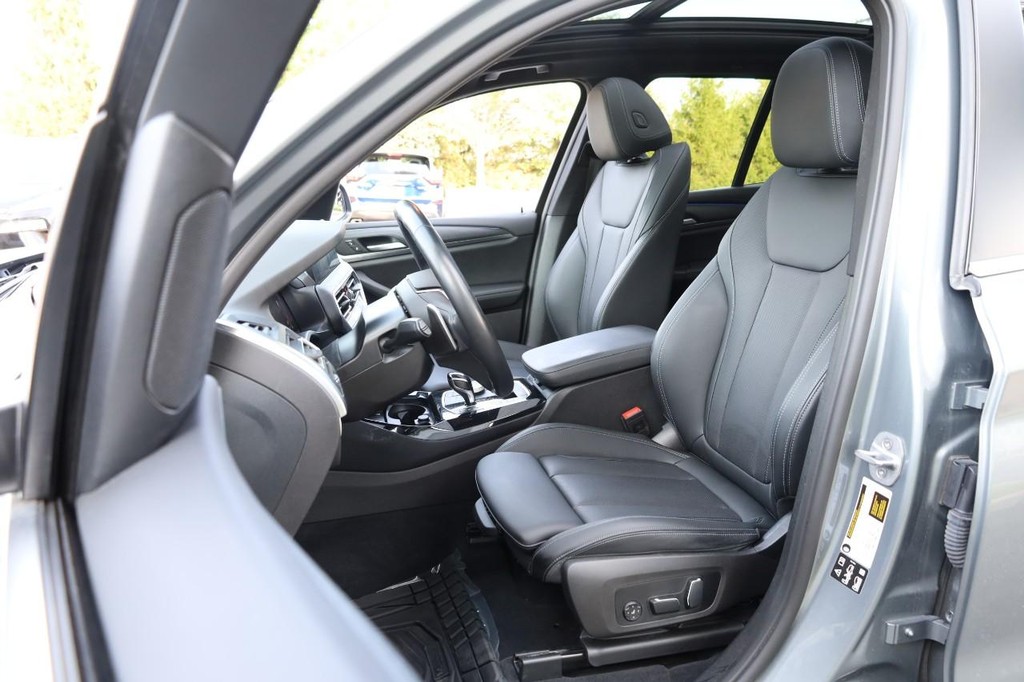 BMW X3 Vehicle Full-screen Gallery Image 08