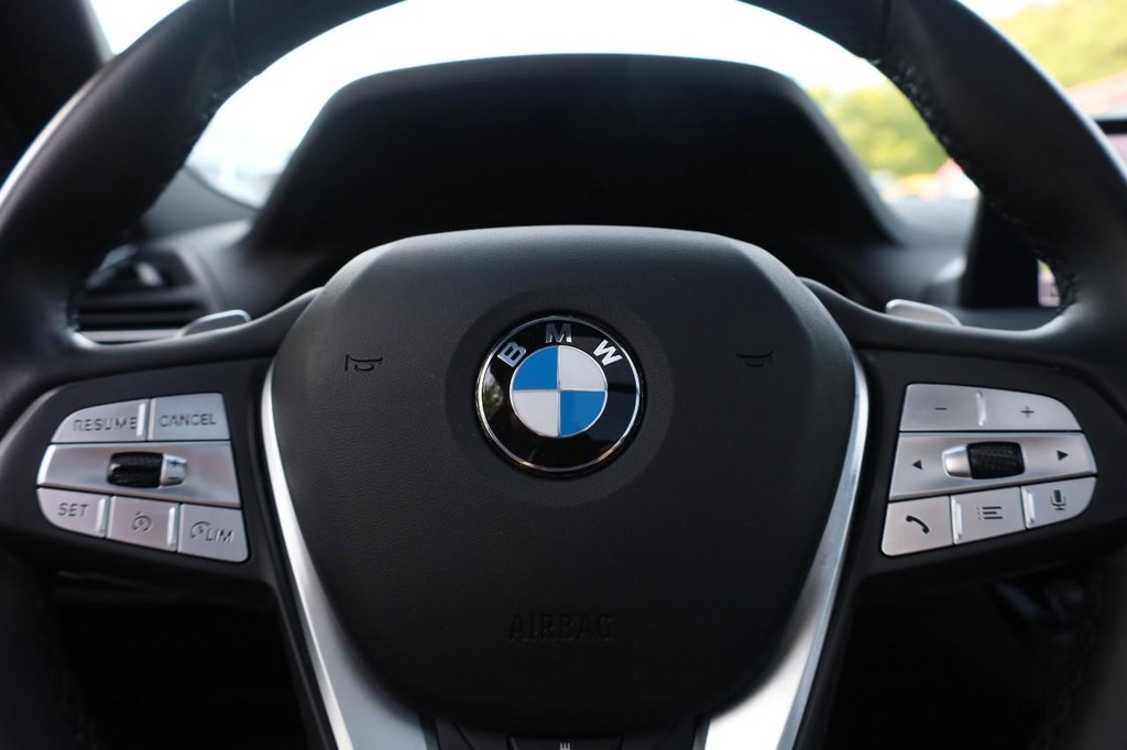 BMW X3 Vehicle Full-screen Gallery Image 11