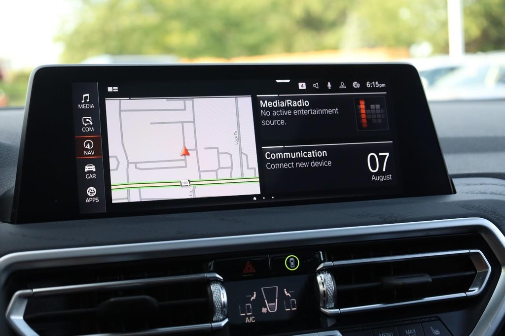 BMW X3 Vehicle Full-screen Gallery Image 14